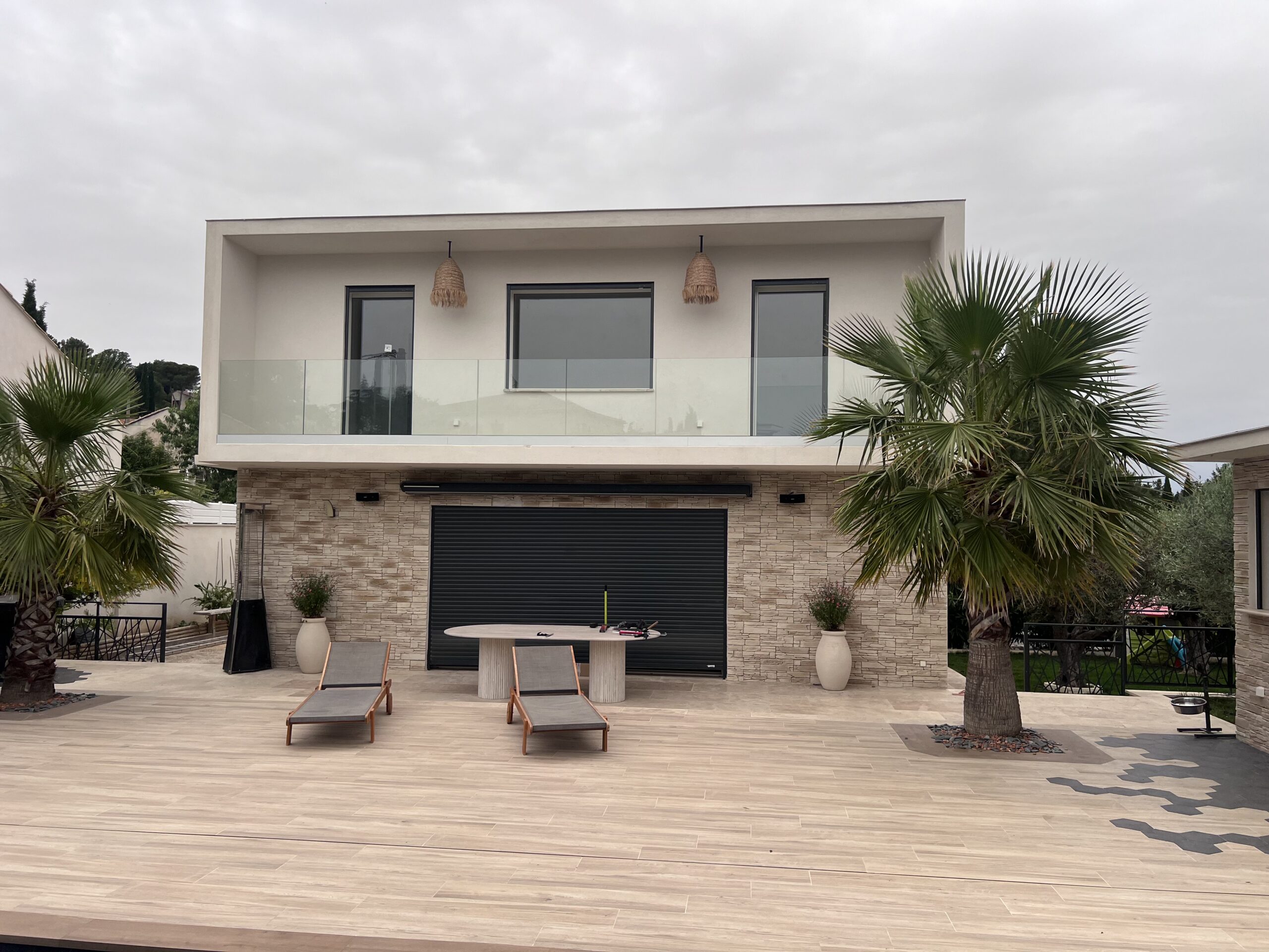 Façade avec garde-corps vitré et menuiseries aluminium