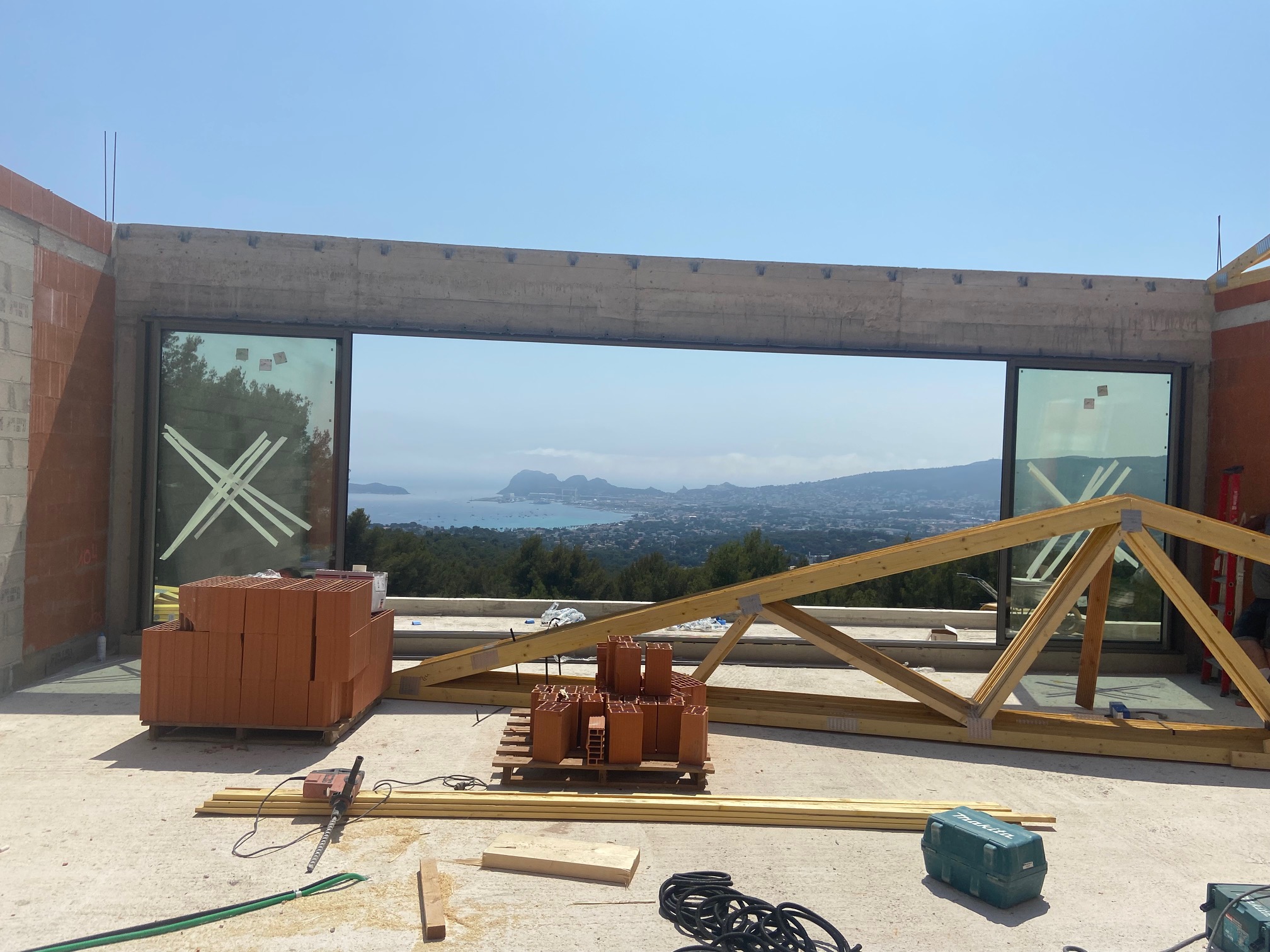 Baie vitrée panoramique grand salon vue mer