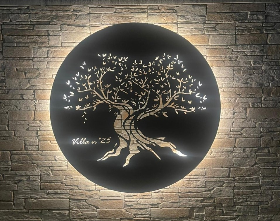 Entrée métallique avec éléments découpés au laser – SP2M