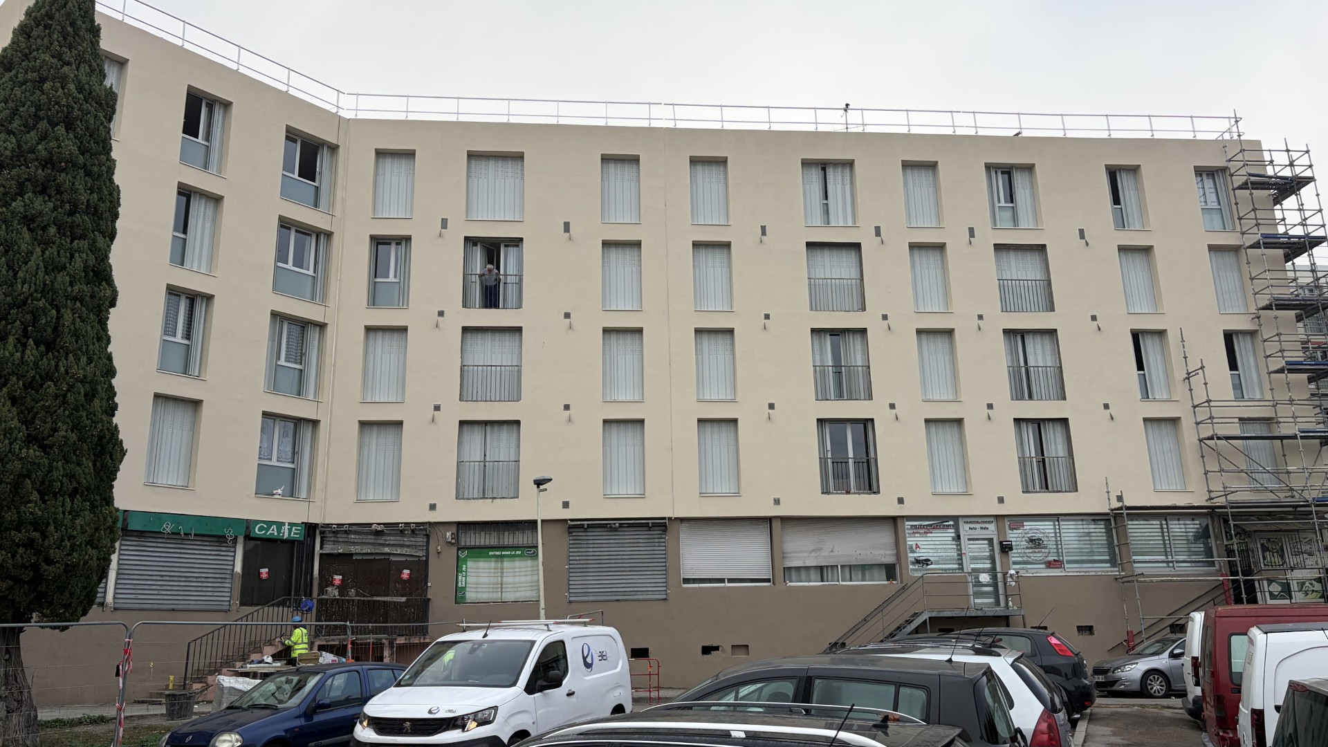 Façade de résidence sans balcons avant intervention