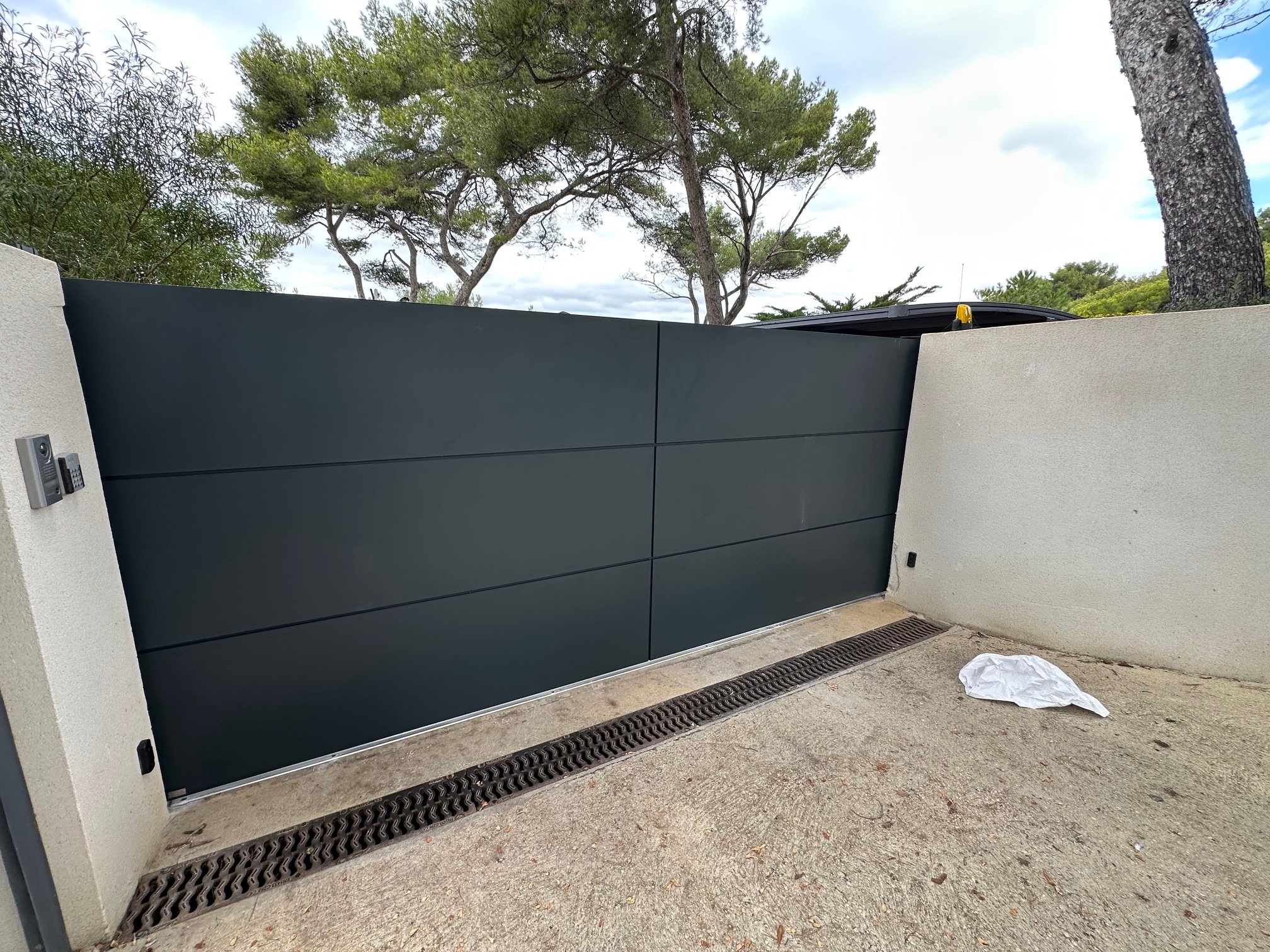 Portail acier sur mesure avec finitions soignées – SP2M