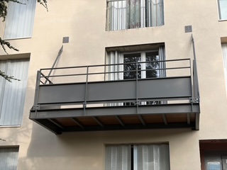 Balcon métallique avant pose sur façade